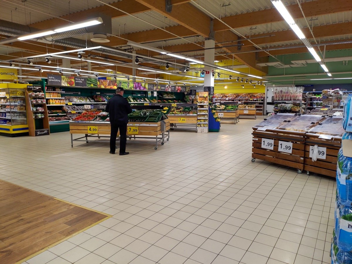 Półki z towarem w sklepie Tesco