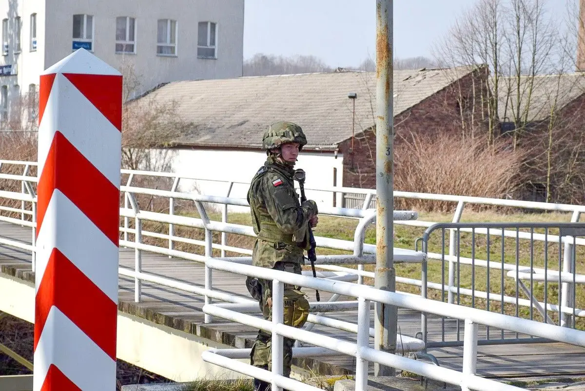 Żołnierze 23 Śląskiego Pułku Artylerii w Bolesławcu na polskich przejściach granicznych