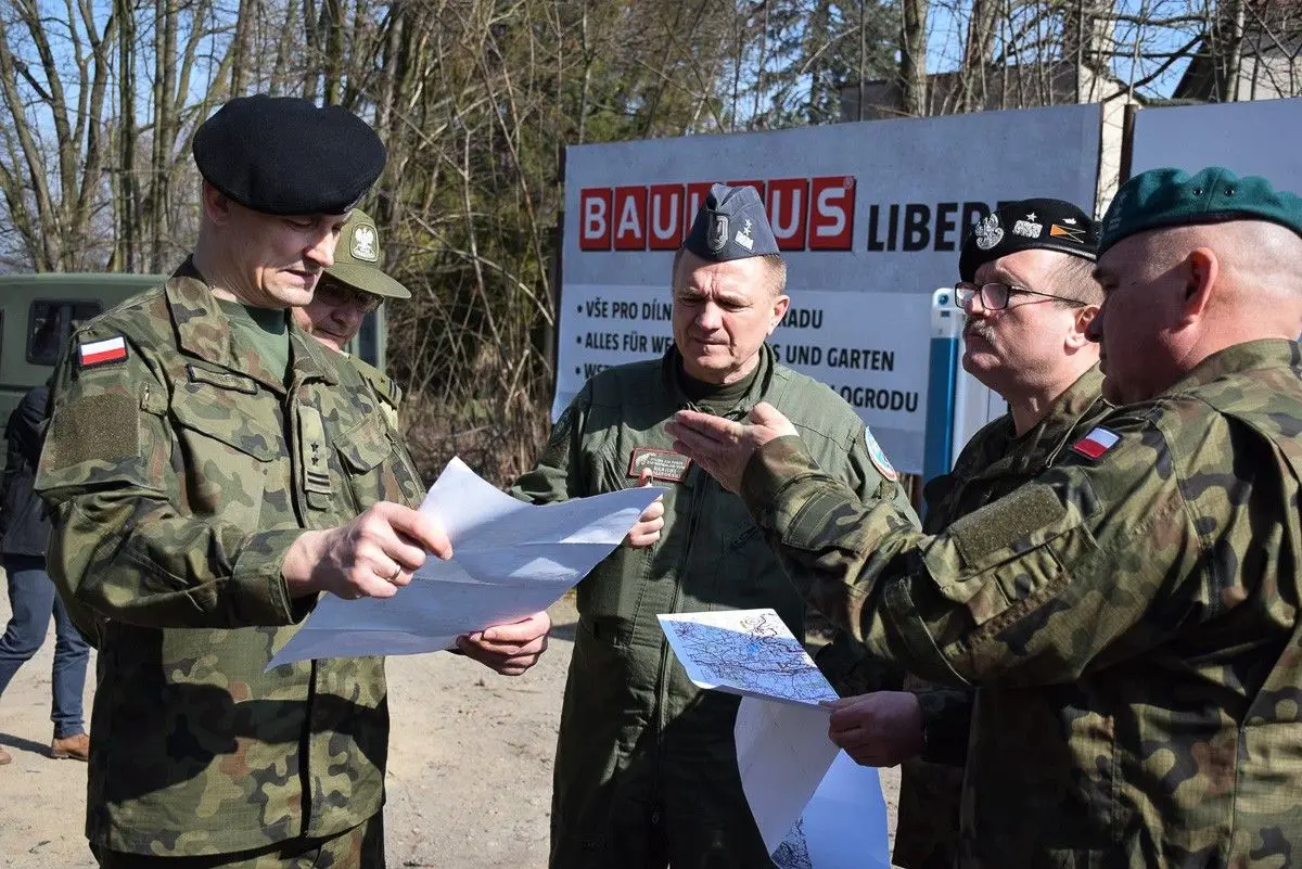 Żołnierze 23 Śląskiego Pułku Artylerii w Bolesławcu na polskich przejściach granicznych