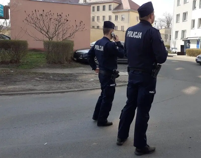 Policja sprawdza poddanych kwarantannie