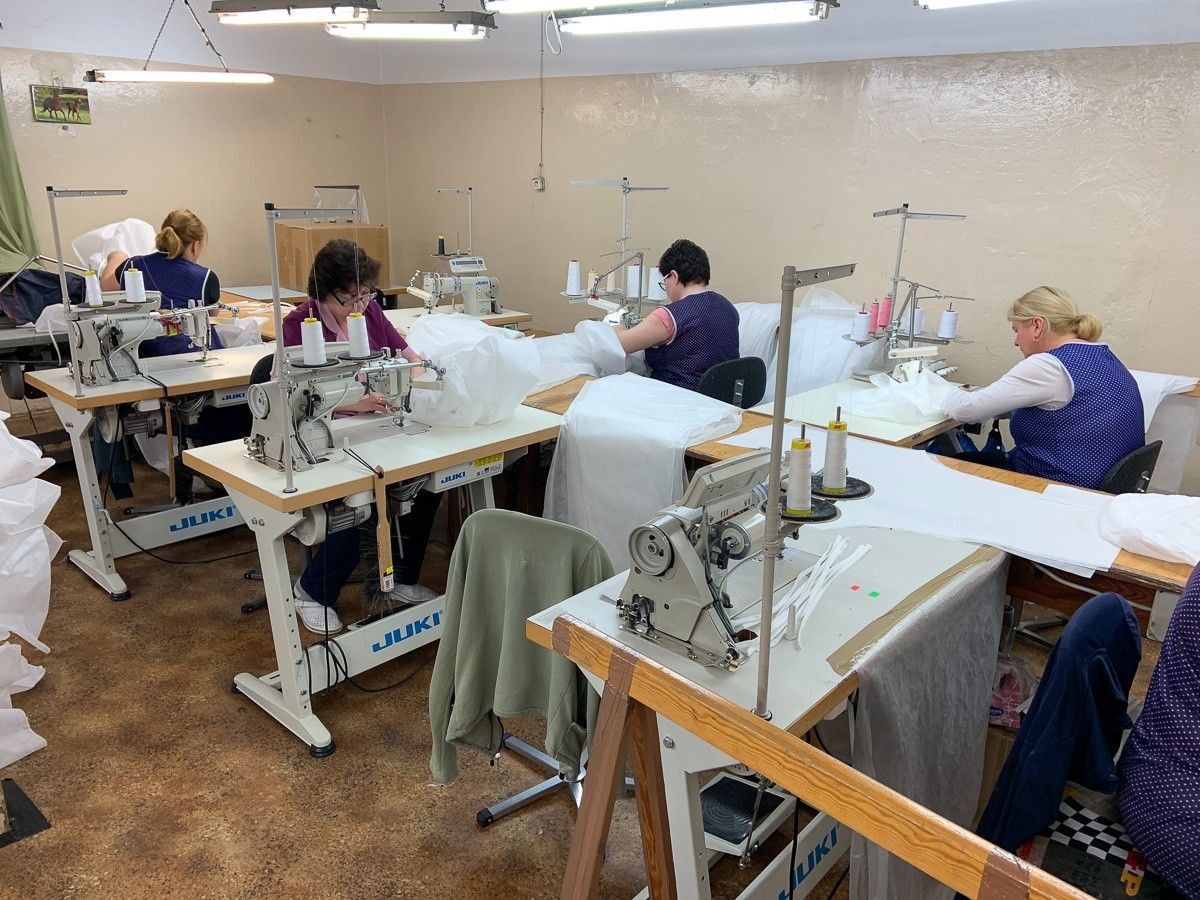 Szwaczki z bolesławieckiej firmy Edir szyją kombinezony dla szpitala powiatowego w Bolesławcu