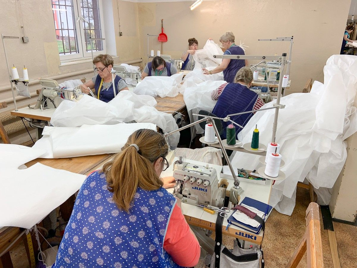Szwaczki z bolesławieckiej firmy Edir szyją kombinezony dla szpitala powiatowego w Bolesławcu