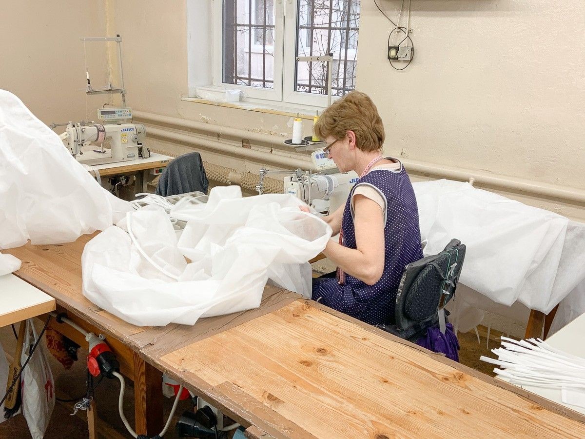 Szwaczki z bolesławieckiej firmy Edir szyją kombinezony dla szpitala powiatowego w Bolesławcu