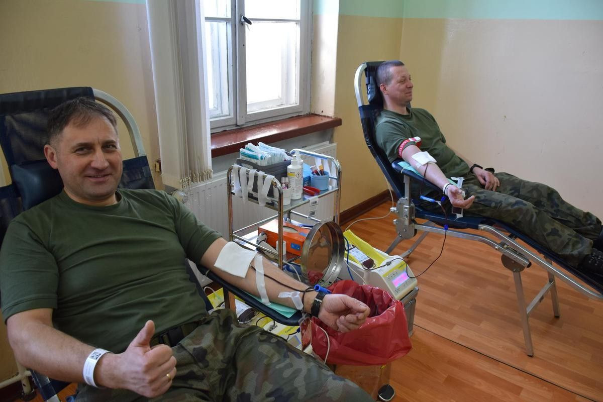 Żołnierze z 23 Śląskiego Pułku Artylerii w akcji krwiodawstwa