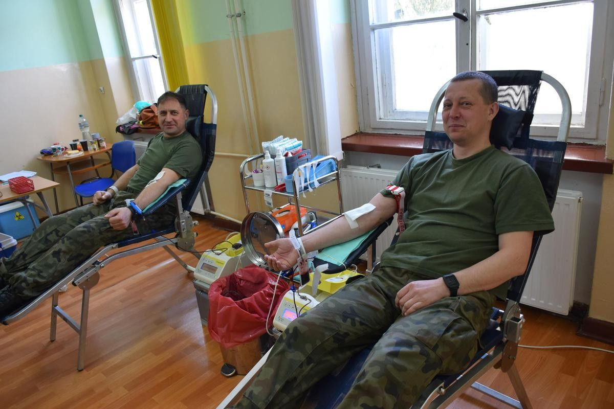 Żołnierze z 23 Śląskiego Pułku Artylerii w akcji krwiodawstwa