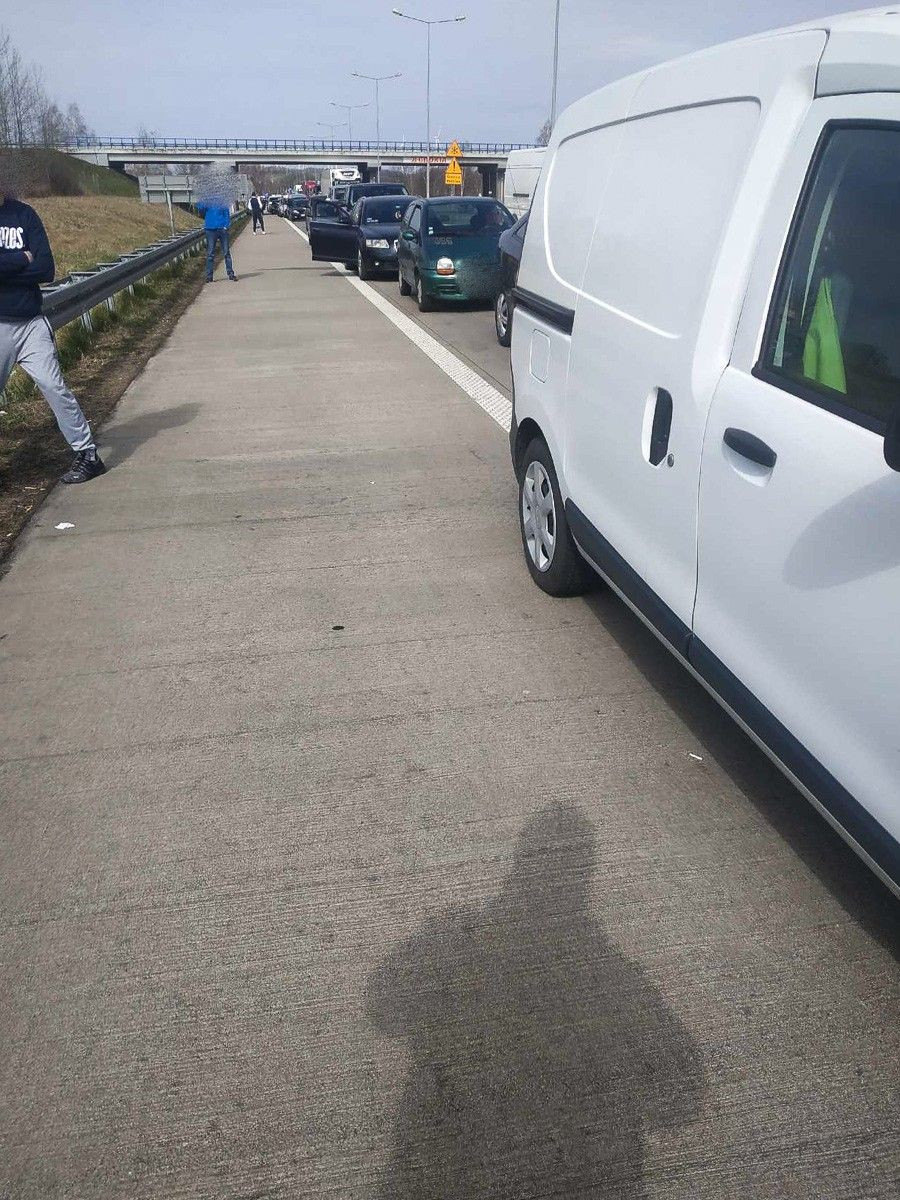 Auta stoją w korku przed przejściem granicznym