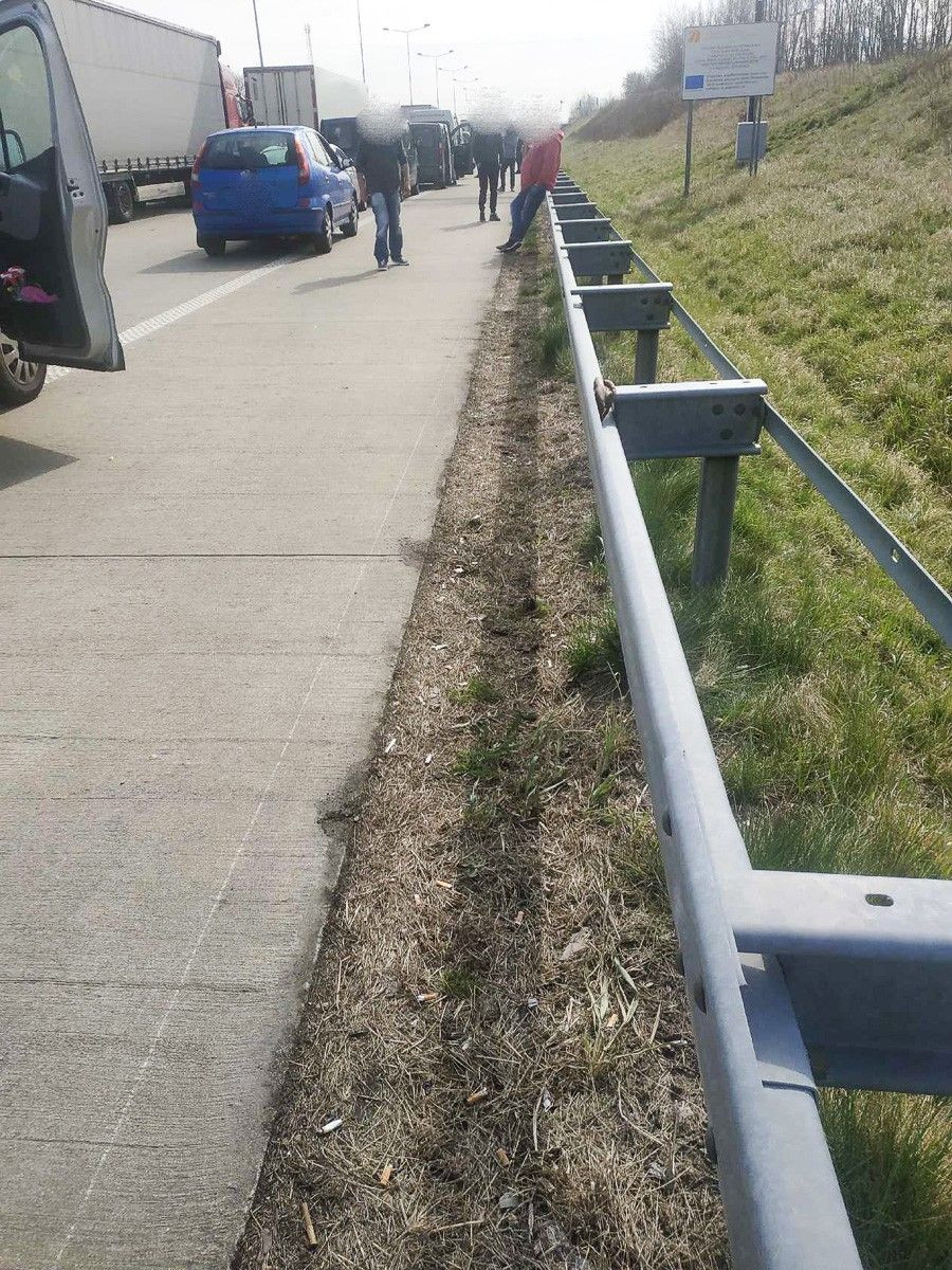 Auta stoją w korku przed przejściem granicznym