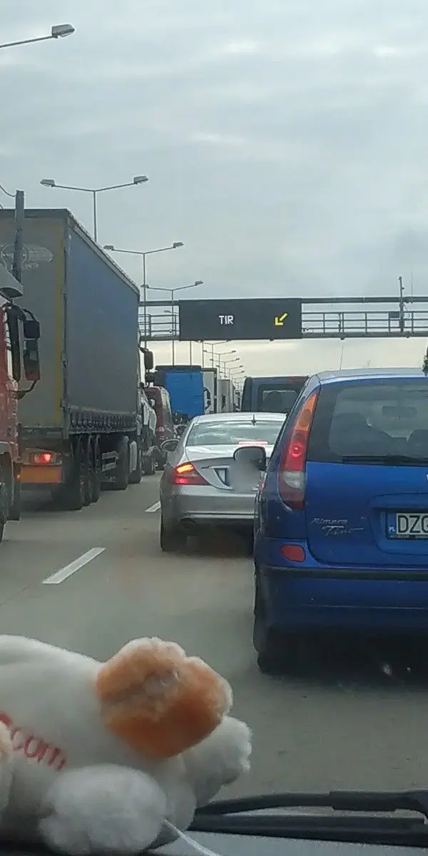 Auta stoją w korku przed przejściem granicznym