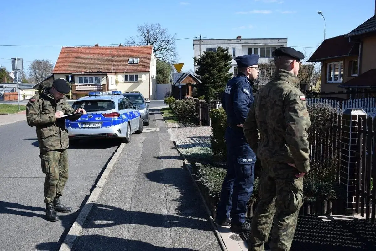 Żołnierze i policjant na wspólnych patrolach