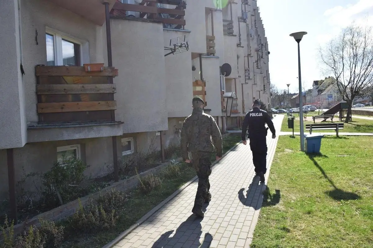 Żołnierze i policjant na wspólnych patrolach