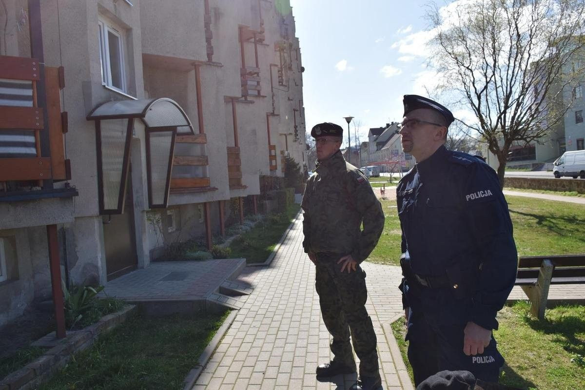 Żołnierze i policjant na wspólnych patrolach
