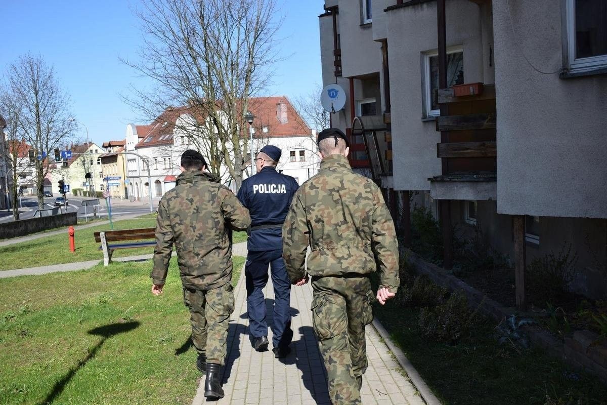 Żołnierze i policjant na wspólnych patrolach