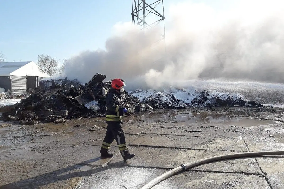 Akcja straży w Wieży k. Gryfowa (powiat lwówecki). Pożar w firmie recyklingowej
