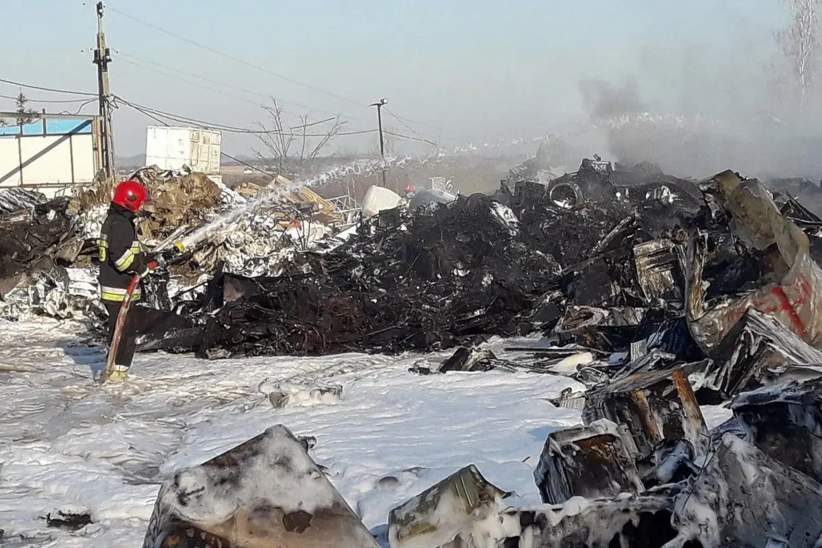 Akcja straży w Wieży k. Gryfowa (powiat lwówecki). Pożar w firmie recyklingowej