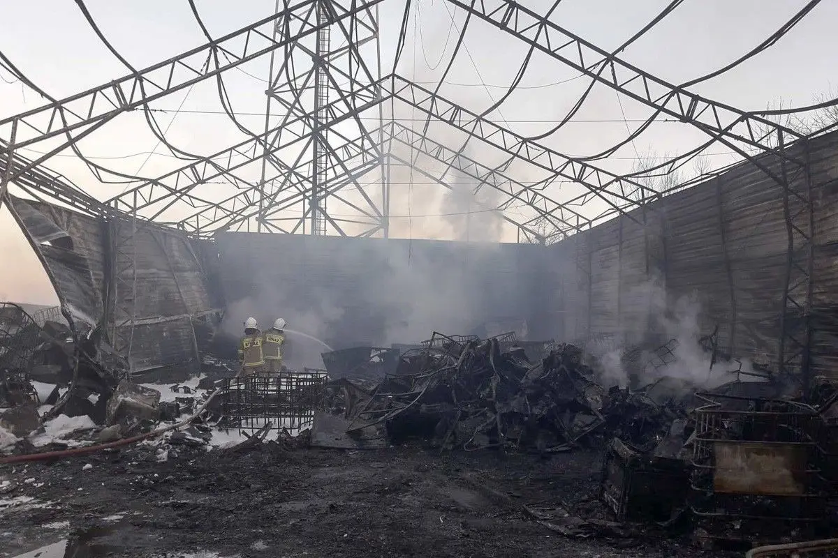 Akcja straży w Wieży k. Gryfowa (powiat lwówecki). Pożar w firmie recyklingowej
