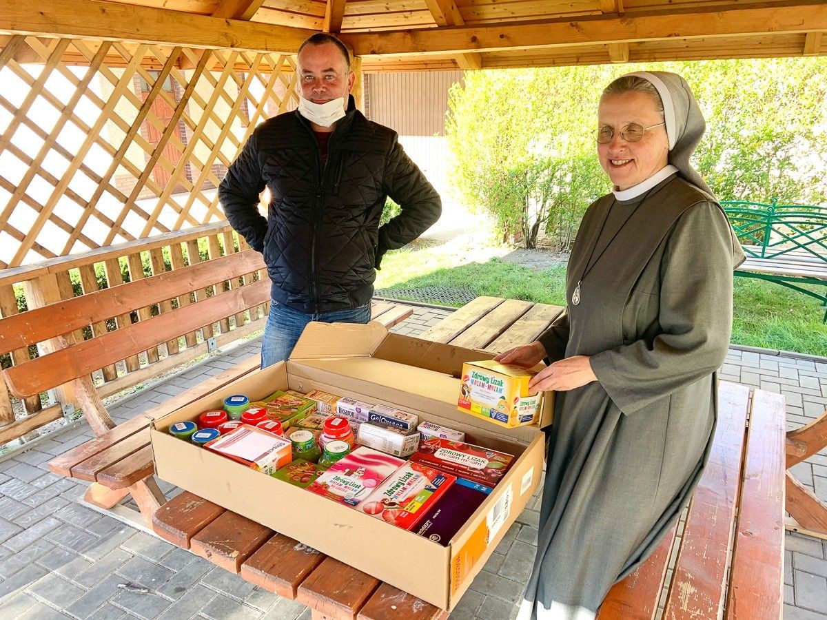 Żołnierz Leszek Andrukiewicz i prezenty dla podopiecznych Domu Dziecka pw. Świętego Józefa w Bolesławcu