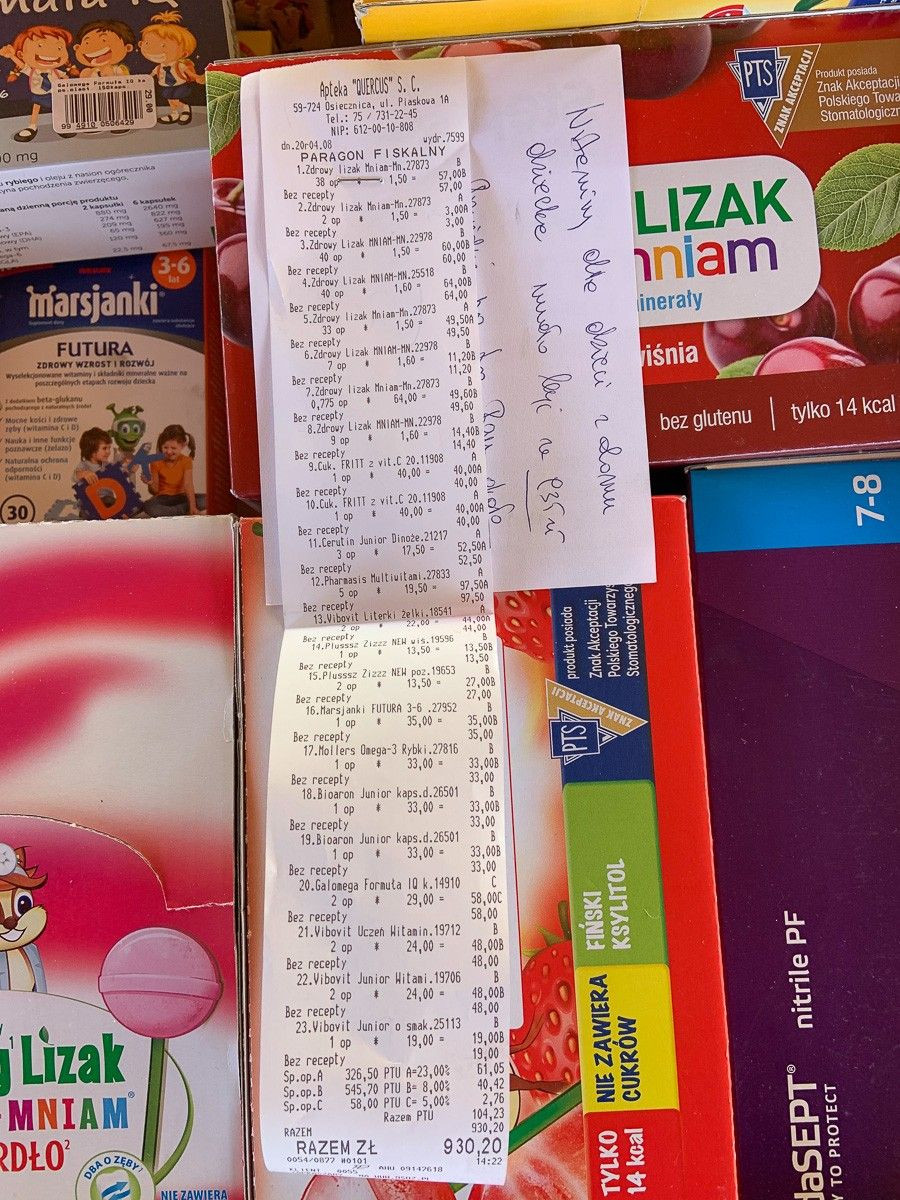 Żołnierz Leszek Andrukiewicz i prezenty dla podopiecznych Domu Dziecka pw. Świętego Józefa w Bolesławcu