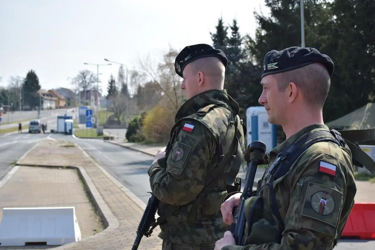 Żołnierze 23 Śląskiego Pułku Artylerii w Bolesławcu na posterunkach granicznych