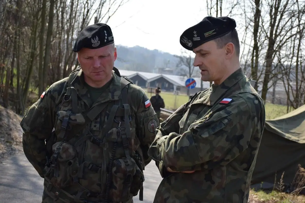 Żołnierze 23 Śląskiego Pułku Artylerii w Bolesławcu na posterunkach granicznych