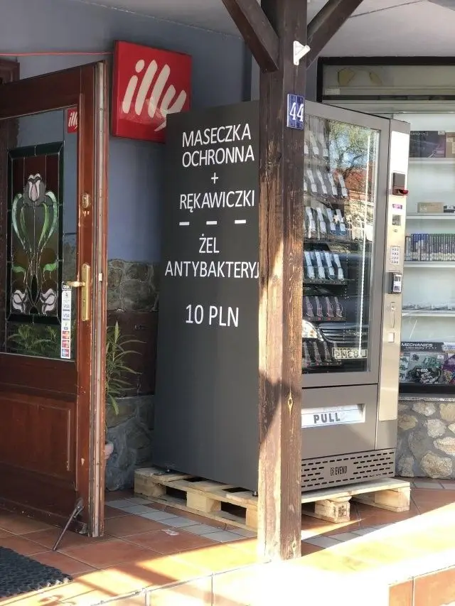 Automat z maseczkami, rękawiczkami i żelami