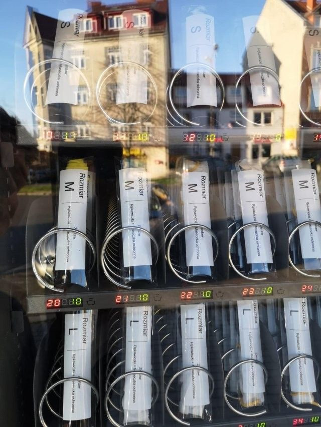 Automat z maseczkami, rękawiczkami i żelami
