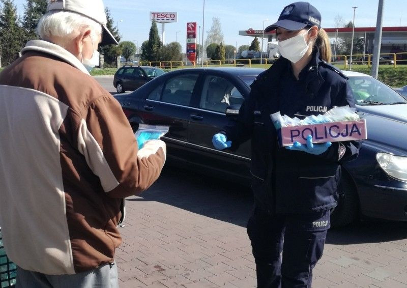Policjantki rozdawały maseczki seniorom i bezdomnym
