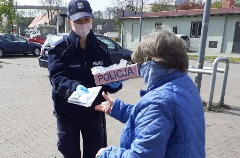 Policjantki rozdawały maseczki seniorom i bezdomnym