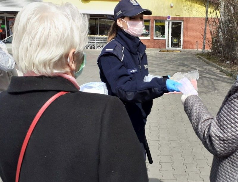 Policjantki rozdawały maseczki seniorom i bezdomnym