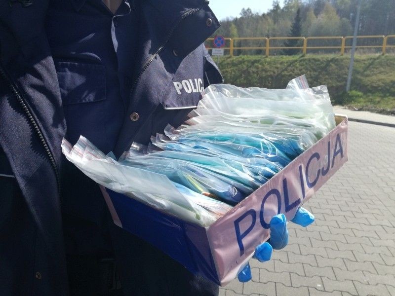Policjantki rozdawały maseczki seniorom i bezdomnym