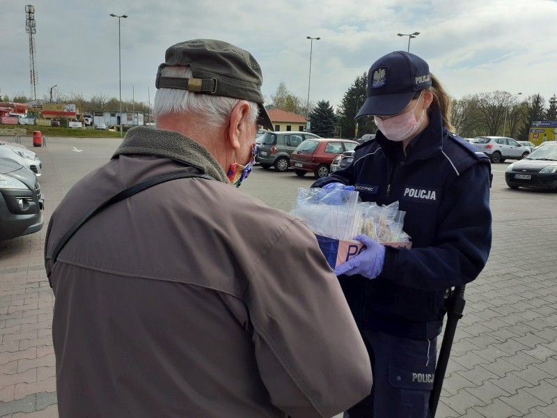 Policjantki rozdawały maseczki seniorom i bezdomnym
