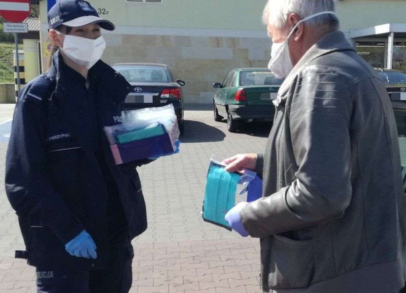 Policjantki rozdawały maseczki seniorom i bezdomnym