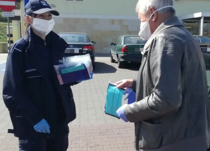 Policjantki rozdawały maseczki seniorom i bezdomnym