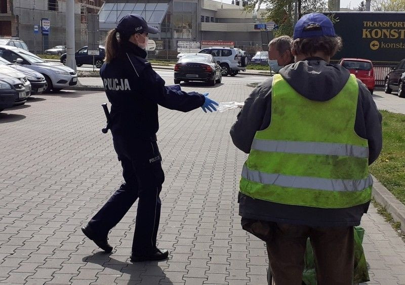 Policjantki rozdawały maseczki seniorom i bezdomnym