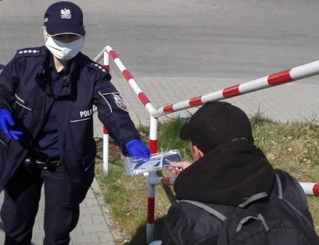 Policjantki rozdawały maseczki seniorom i bezdomnym