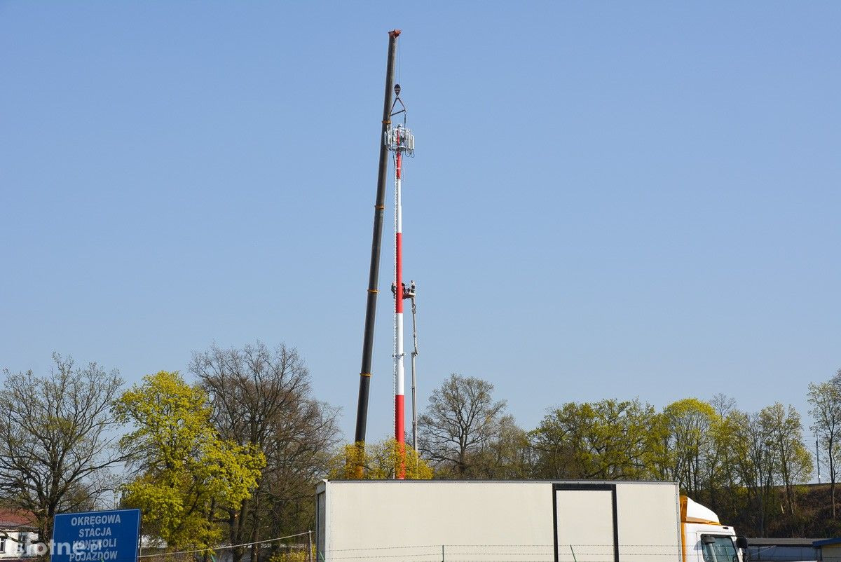 Maszt sieci Play przy ulicy Staszica w Bolesławcu