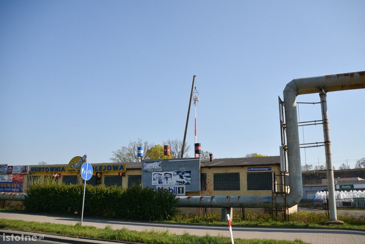 Maszt sieci Play przy ulicy Staszica w Bolesławcu