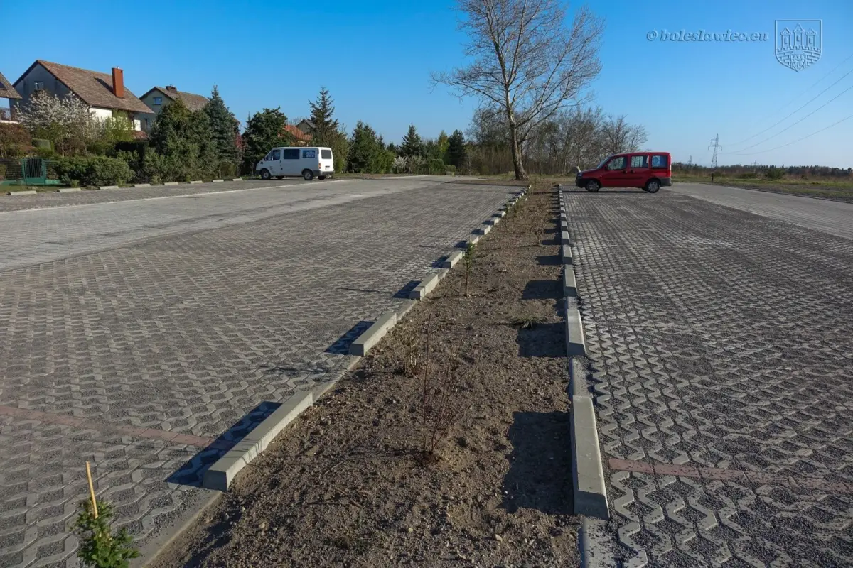 Osiedle Przylesie w Bolesławcu: parking koło kościoła gotowy