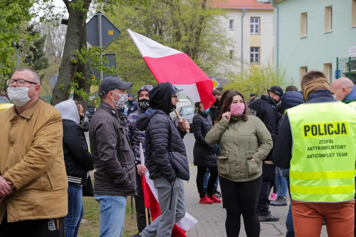 Protest przed jednostką wojskową w Bolesławcu przeciwko 5G