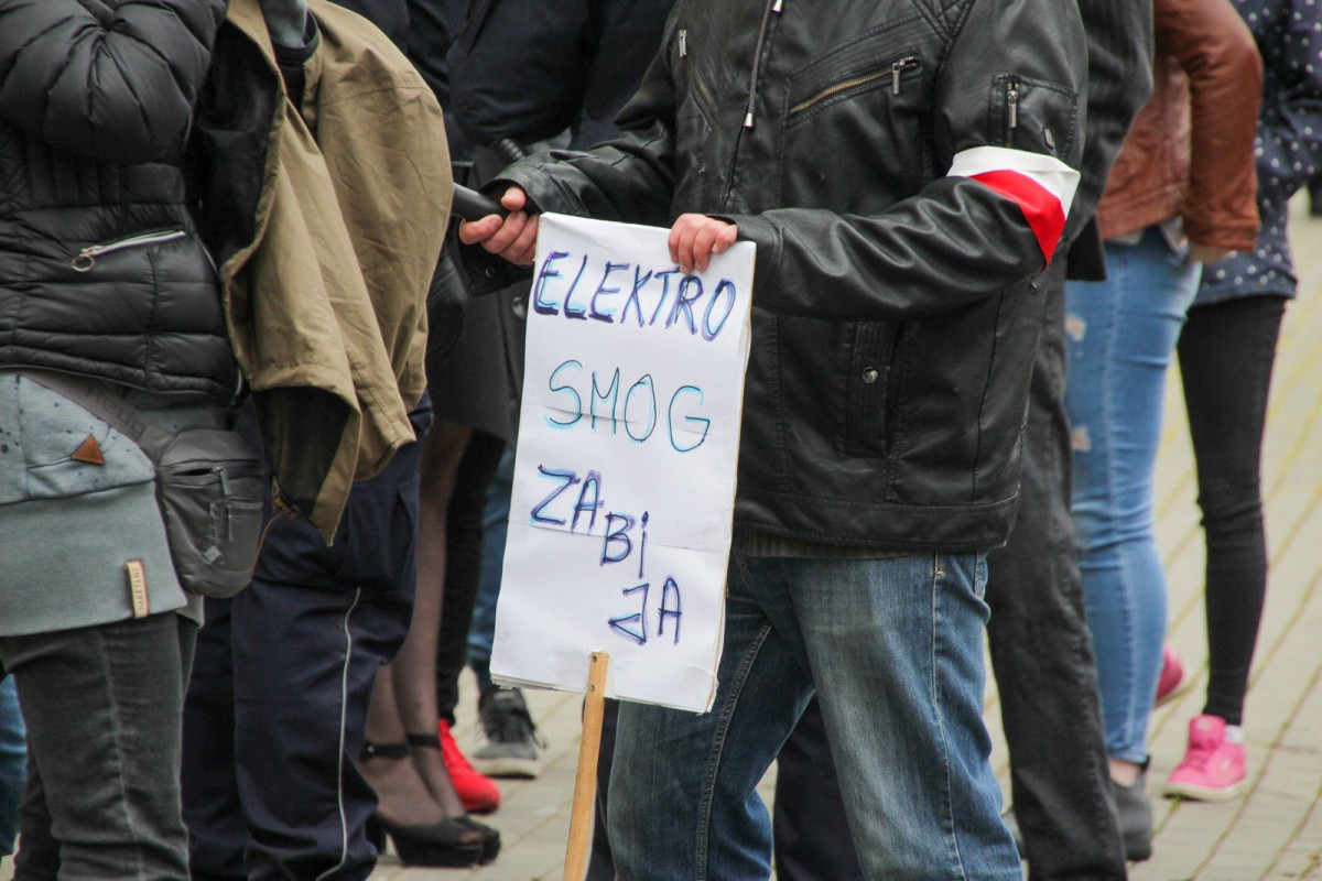 Protest przed jednostką wojskową w Bolesławcu przeciwko 5G