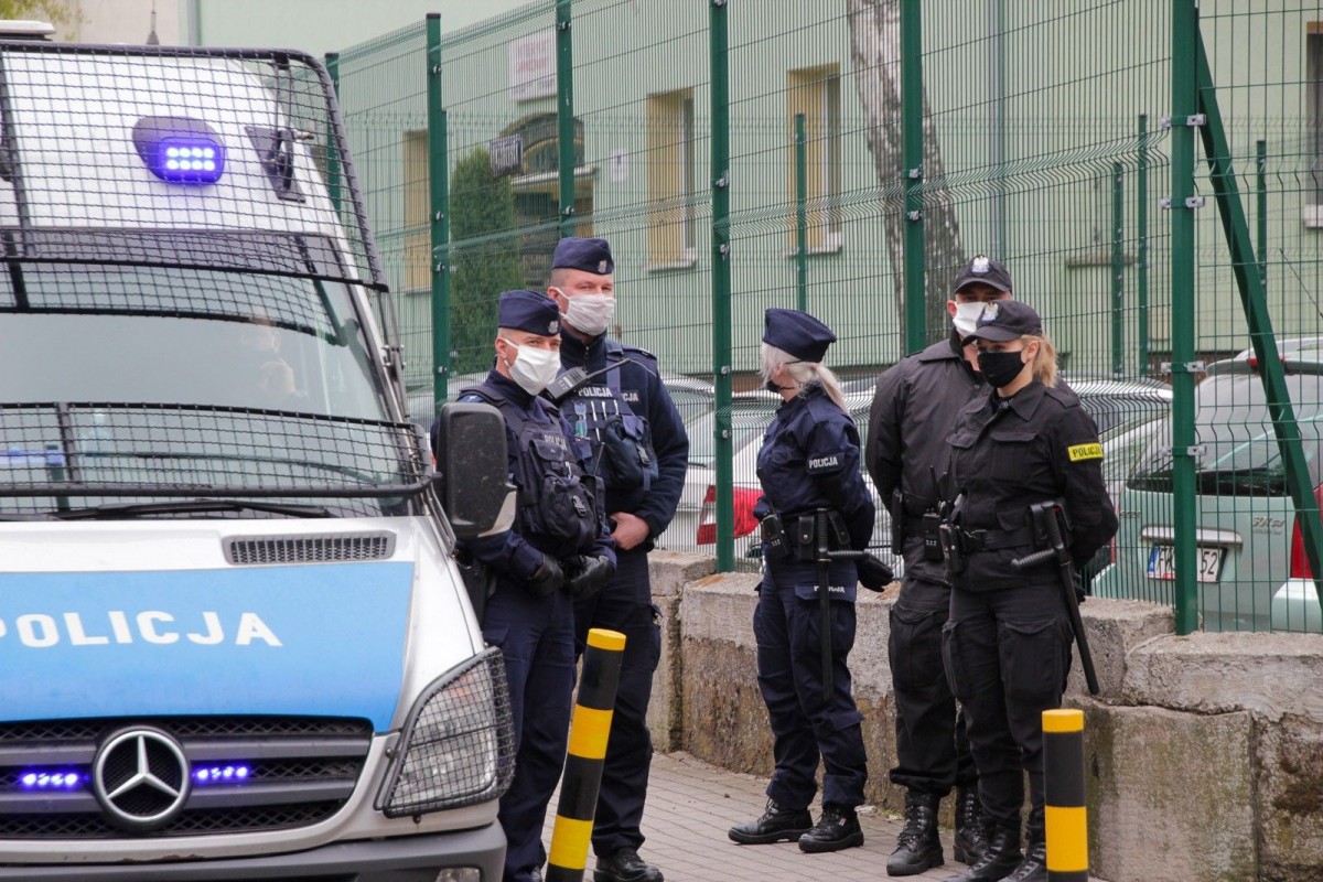 Protest przed jednostką wojskową w Bolesławcu przeciwko 5G