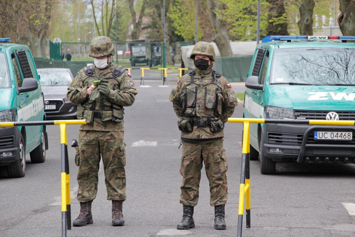 Protest przed jednostką wojskową w Bolesławcu przeciwko 5G