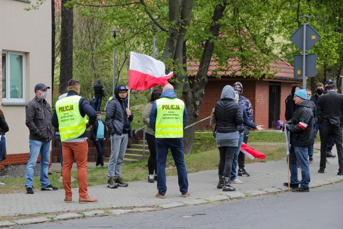 Protest przed jednostką wojskową w Bolesławcu przeciwko 5G