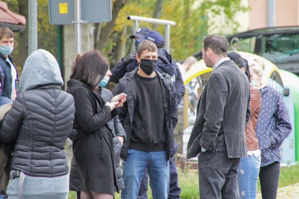 Protest przed jednostką wojskową w Bolesławcu przeciwko 5G