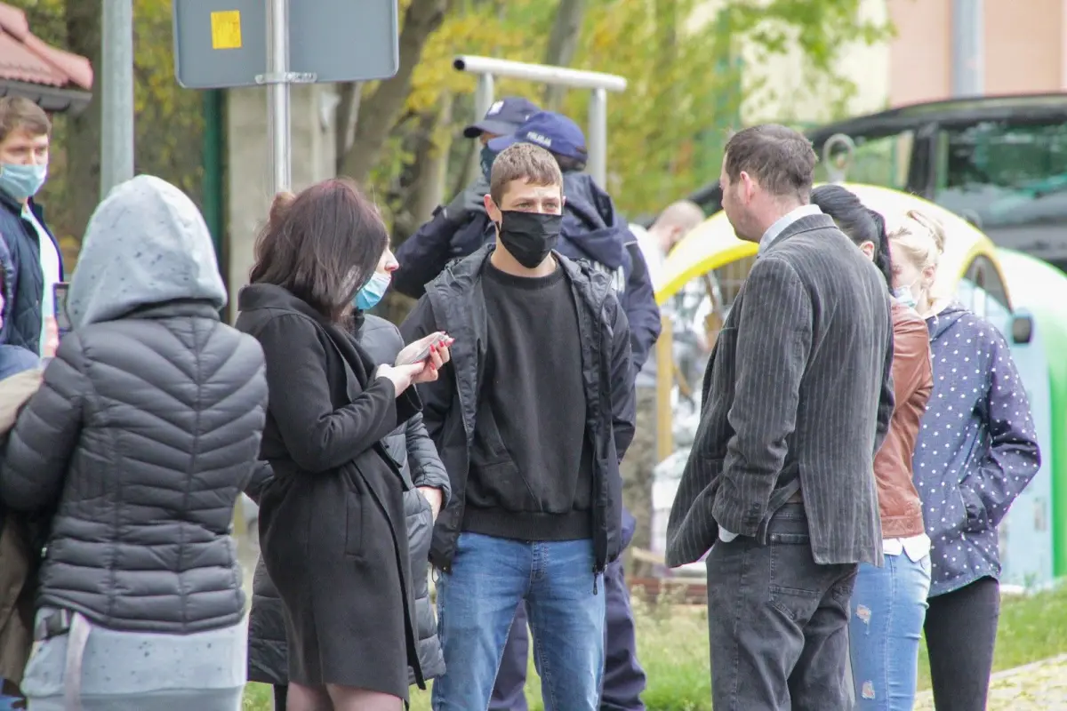 Protest przed jednostką wojskową w Bolesławcu przeciwko 5G