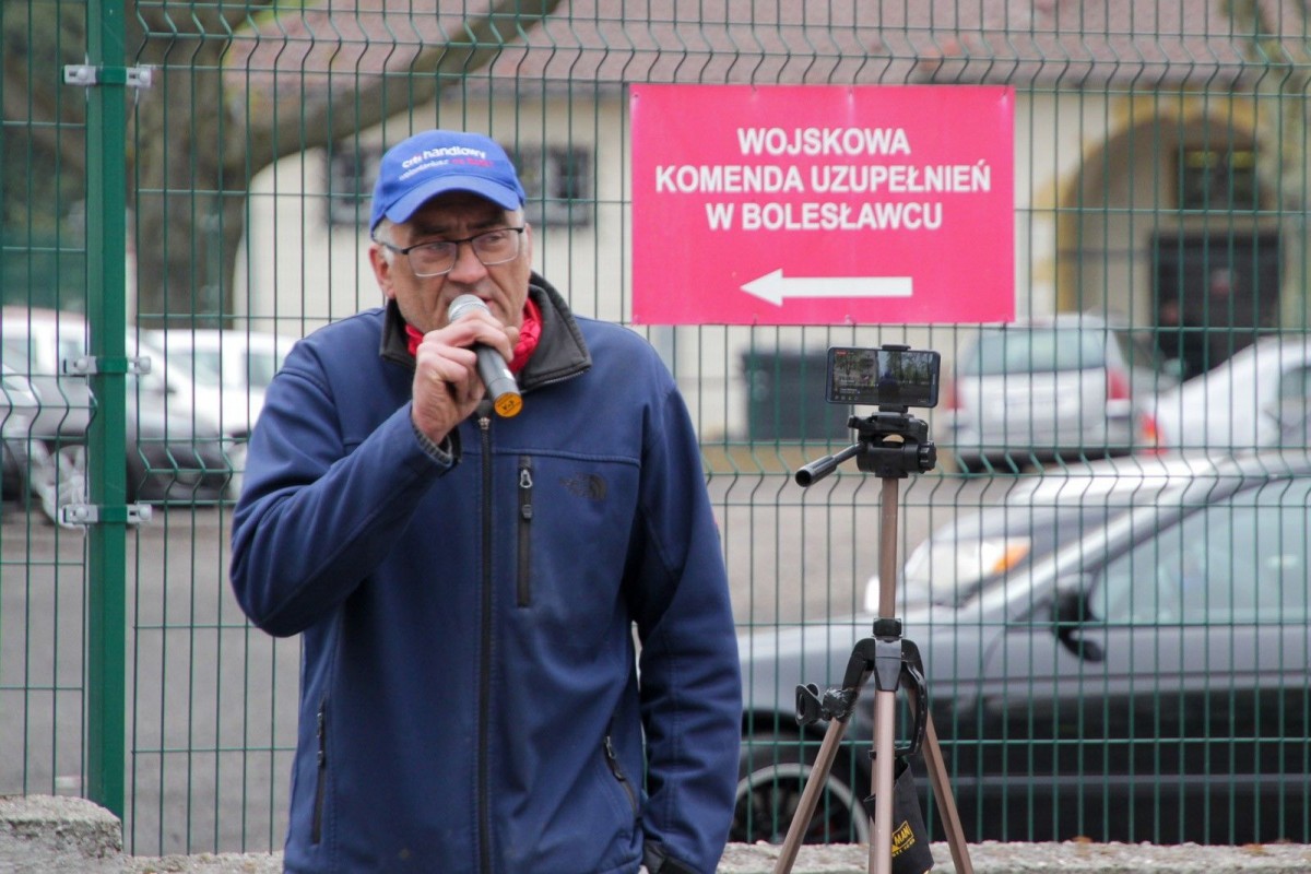 Protest przed jednostką wojskową w Bolesławcu przeciwko 5G