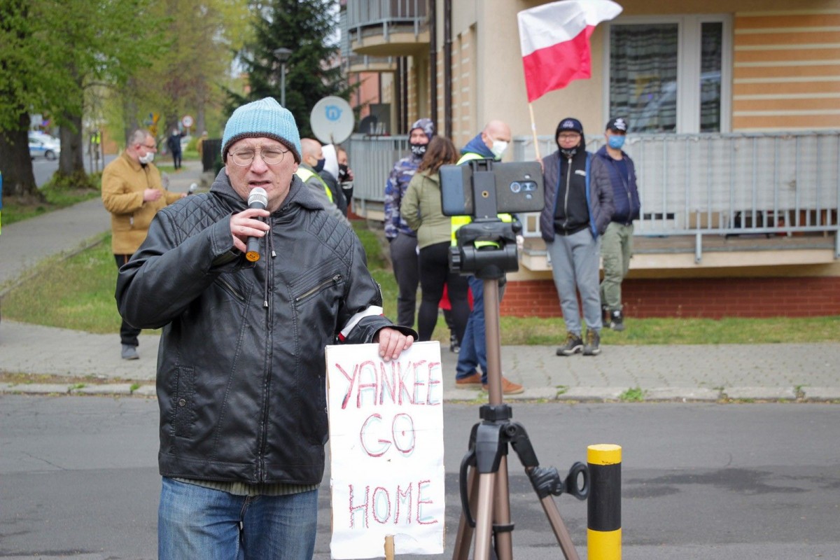 Protest przed jednostką wojskową w Bolesławcu przeciwko 5G