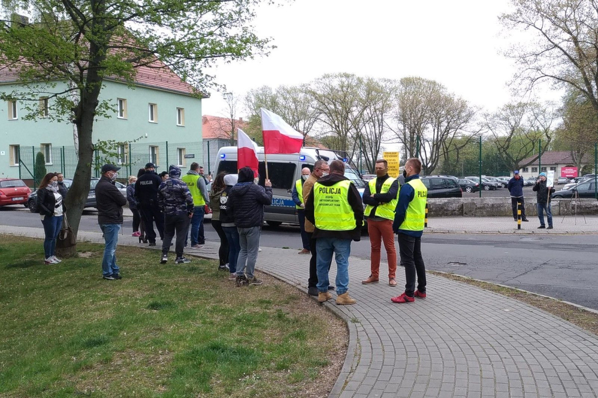 Protest przed jednostką wojskową w Bolesławcu przeciwko 5G
