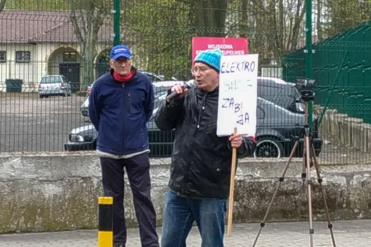 Protest przed jednostką wojskową w Bolesławcu przeciwko 5G