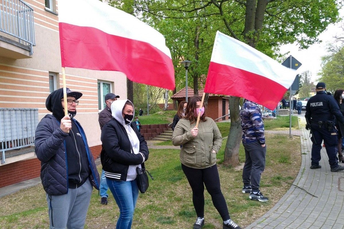 Protest przed jednostką wojskową w Bolesławcu przeciwko 5G