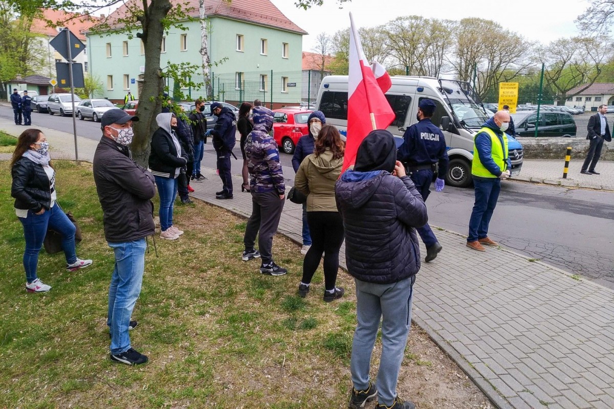 Protest przed jednostką wojskową w Bolesławcu przeciwko 5G